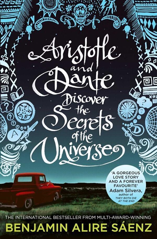Forside Aristotle and Dante discover the secrets of the universe. Diverse symboler rammer inn tittelen mot himmelen, på bakken under står en rød bil parkert. - Klikk for stort bilde